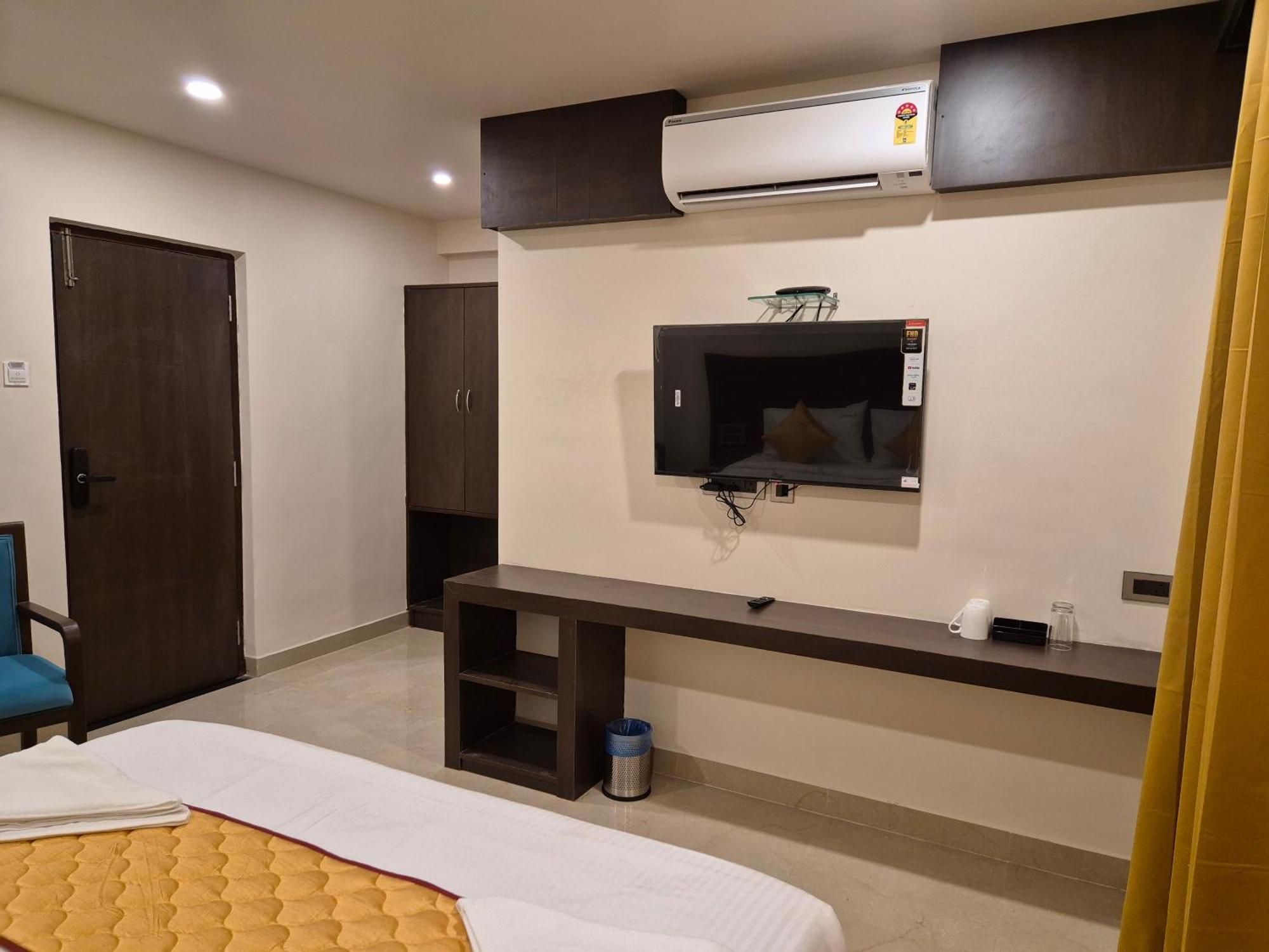 Hotel Janas Tirupati Bagian luar foto